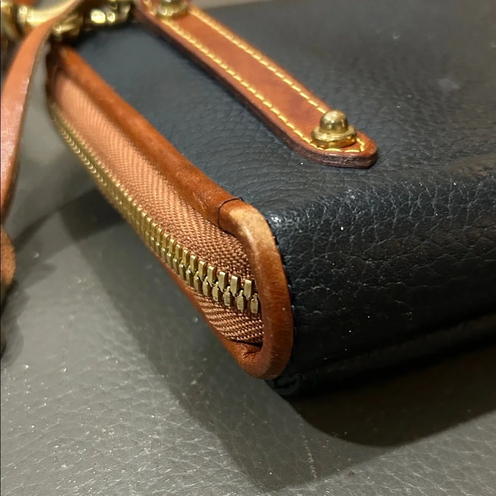 Vintage Dooney & Bourke All-Weather Leather Zip Along Crossbody Wallet - Picture 10 of 16